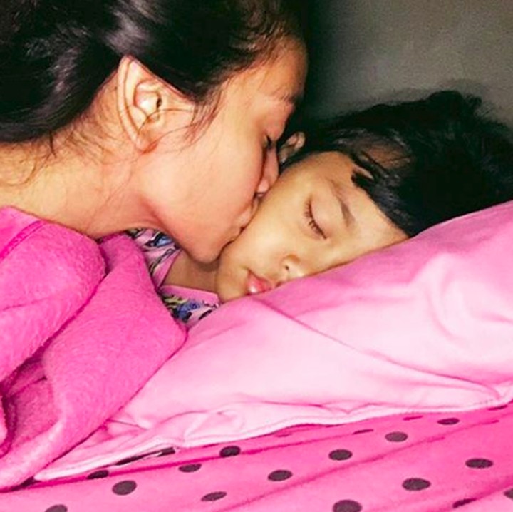<p>Kiss! Kecup sayang Bunda Masayu untuk si gadis cilik Samarra. (Foto: Instagram/ @masayuanastasia)</p>