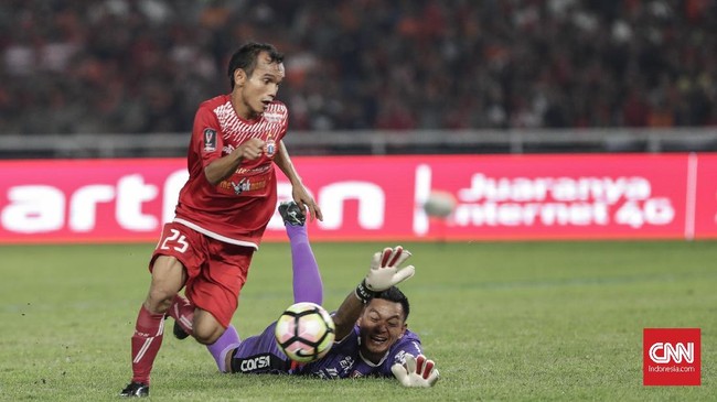 Riko Simanjuntak memilih gaya rambut mohawk bukan karena menyukai aliran musik punk. Ia justru amat mengidolai penyanyi legendaris Indonesia Iwan Fals.