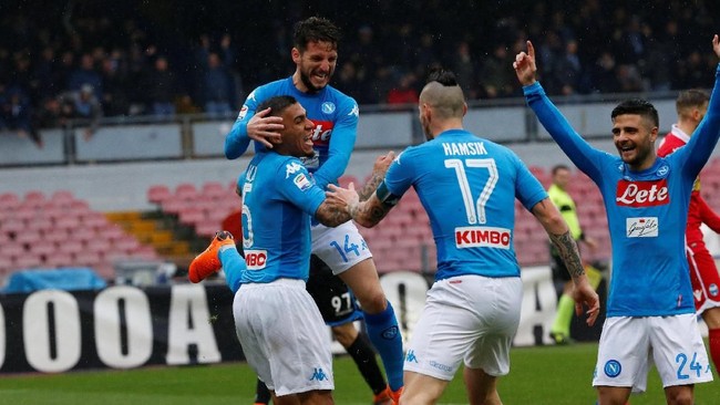 Napoli yang menang 1-0 atas SPAL 2013 kembali ke puncak klasemen sekaligus menggusur Juventus dengan keunggulan satu poin.