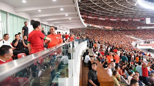 Anies Baswedan menyatakan, Paspampres yang mengadangnya hanya melaksanakan tugas. Menurutnya yang lebih penting, Persija juara Piala Presiden.