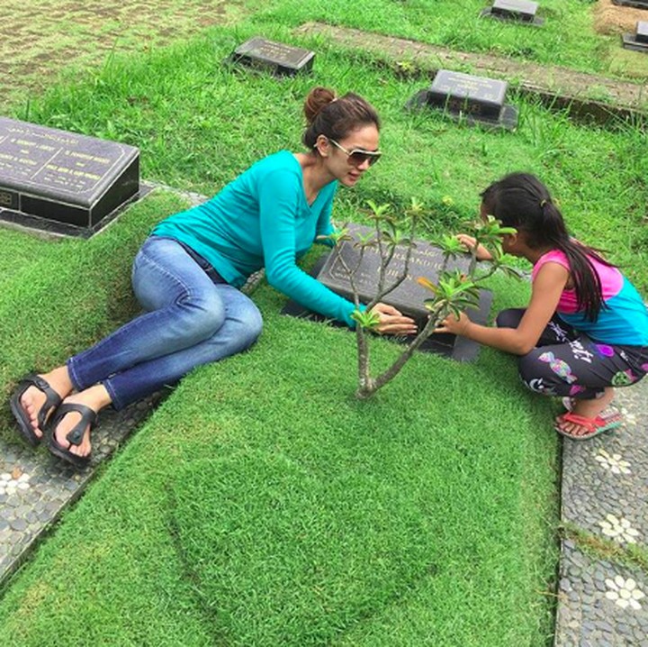 <p>Bareng bunda, Samarra berziarah ke makam mendiang kakek. (Foto: Instagram/ @masayuanastasia)</p>