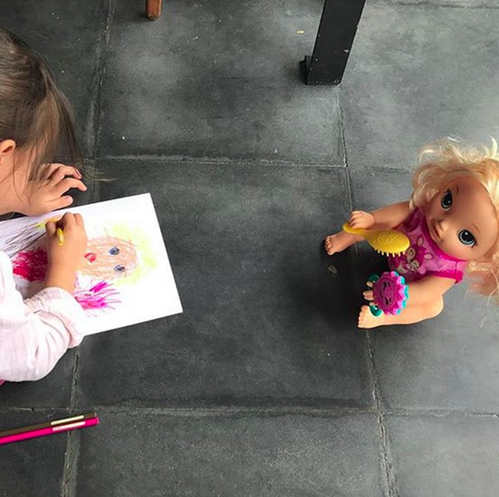 <p>Kecil-kecil, Mila udah jago nggambar rupanya. He-he-he. (Foto: Instagram/ @lolagin)  </p>