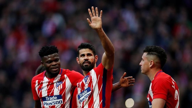 Atletico Madrid mempertahankan jarak dari pemimpin klasemen Barcelona. Kemenangan atas Athletic Bilbao membuat Atletico tidak terpaut jauh dari Barcelona.
