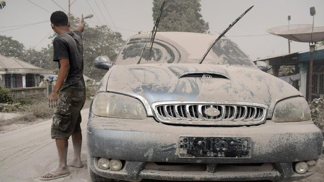 Setiap usapan kemoceng berpotensi menggesek debu pada permukaan bodi atau kaca mobil. Pada jangka panjang baret halus yang terus menumpuk bisa merugikan.
