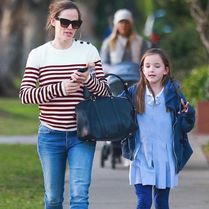 <p>Ini ketika pergi dengan bundanya, Jennifer Garner. Mirip banget ya? (Foto: Instagram @justjennifergarner)</p>