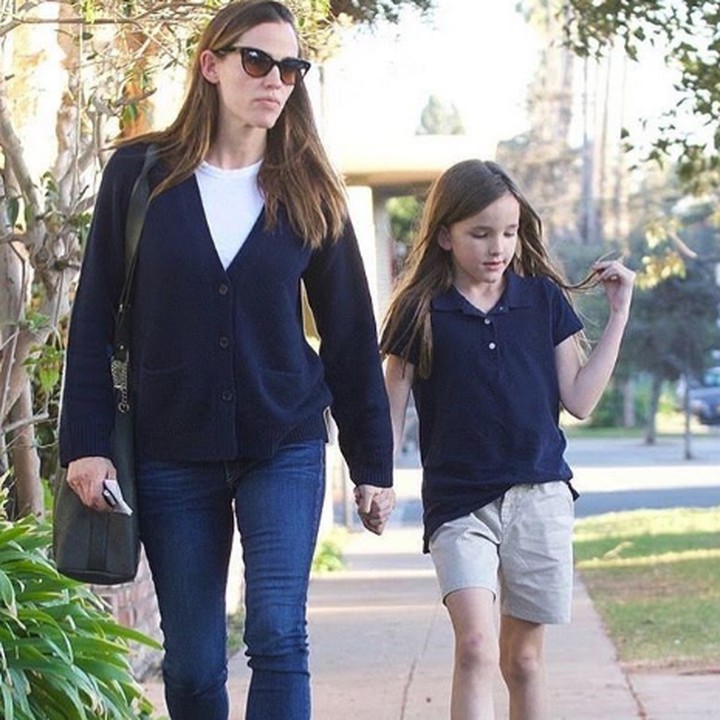 <p>Matching nih bajunya dengan sang bunda. (Foto: Instagram @justjennifergarner)</p>