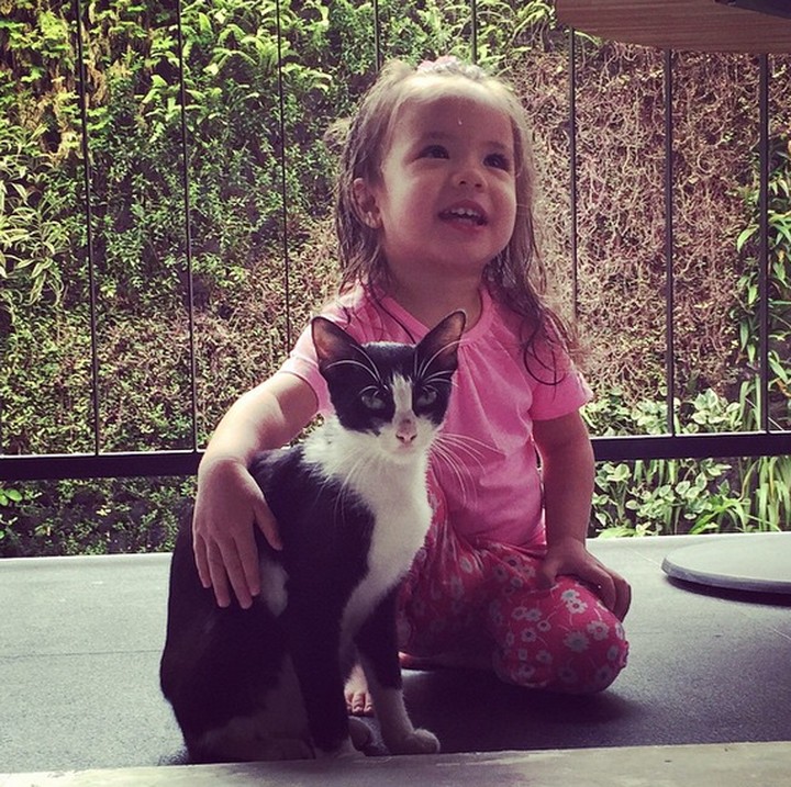 <p>Begini happy-nya Mila waktu main bareng kucing. (Foto: Instagram/ @lolagin)  </p>