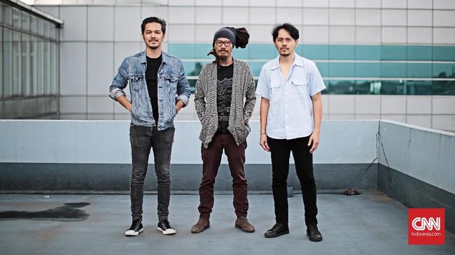 Dalam lagu terbarunya, 'Sediakala,' Dialog Dini Hari seakan mengajak pendengar mengenang kembali rindu pada masa lalu, saat teknologi belum semaju sekarang.