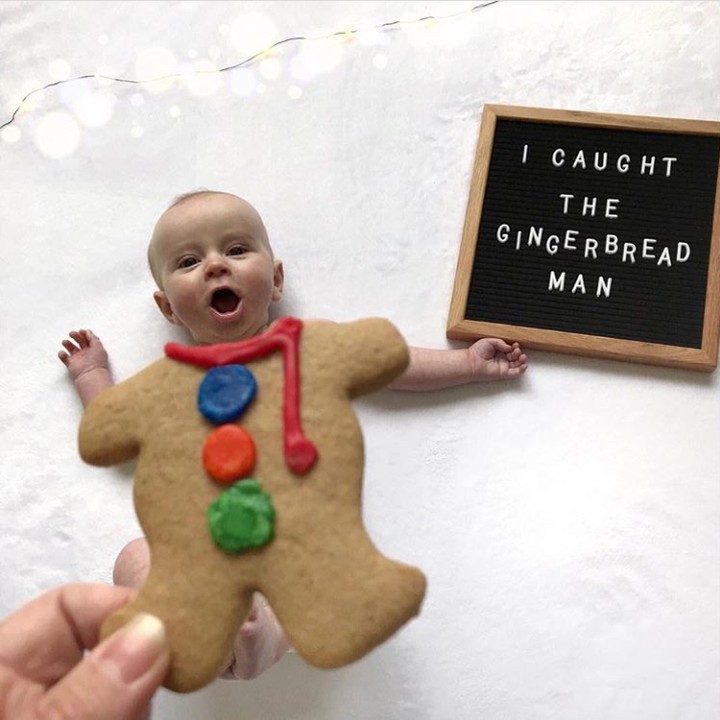 <p>Kue jahe pun bisa jadi properti foto yang keren. Lucu ya, tangannya bisa pas dengan posisi tangan kue jahe. (Foto: Instagram Jennifer Atkinson)</p>