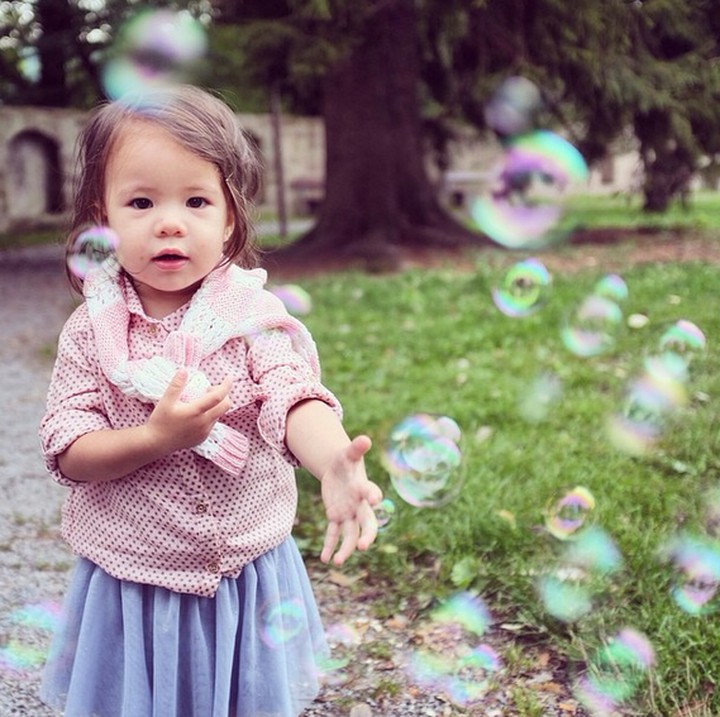 <p>Foto di tengah bubble gini, Mila makin cute dan menggemaskan deh. (Foto: Instagram/ @lolagin)</p>