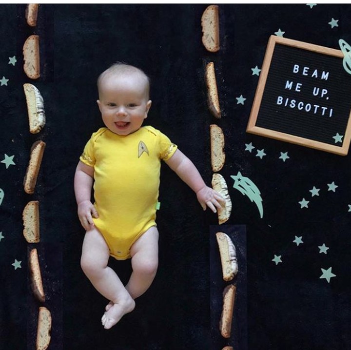 <p>Nggak nyangka, biscotti juga bisa jadi properti foto buat si kecil. Hasilnya oke juga ya, Bun? (Foto: Instagram Jennifer Atkinson)</p>