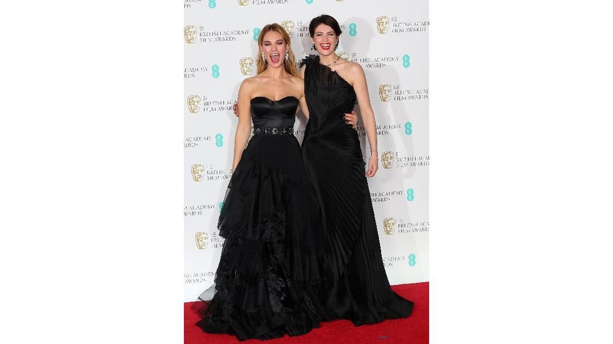 FOTO: Gaun Hitam yang Mengguncang Karpet Merah BAFTA 2018