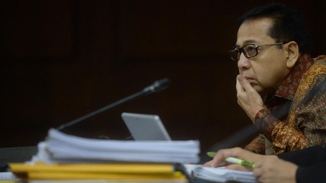 Dalam persidangan korupsi e-KTP, Setya Novanto mengaku telah melaporkan politikus PDIP Arief Wibowo dan mantan Ketua Banggar DPR Markus Mekeng ke penyidik KPK.