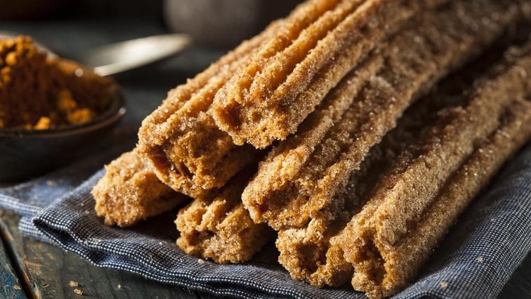 Tertarik membuat kudapan asal Spanyol yang satu ini? Simak yuk tips menggoreng churros agar krispi di luar dan lembut di dalam, Bunda.