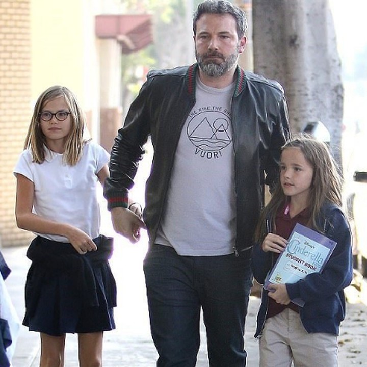 <p>Seraphina Affleck saat jalan bersama ayahnya, Ben Affleck, dan kakaknya ,Violet Affleck. (Foto: Instagram @celeb_babies_kids)</p>