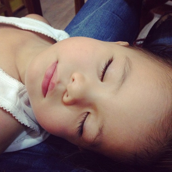 <p>Pulas tertidur, gadis cilik-nya Ayah Daniel dan Bunda Viola makin cantik. (Foto: Instagram/ @lolagin)</p>
