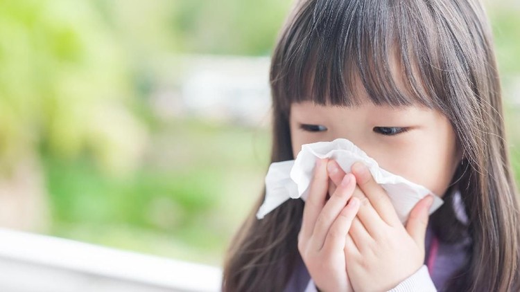 Waduh, ada benda asing nyangkut di hidung anak nih. Harus gimana ya?