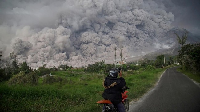 Aktivitas warga terganggu abu vulkanik. Warga harus memakai masker yang dibagikan petugas BPBD. Masyarakat diminta mewaspadai banjir lahar dingin.