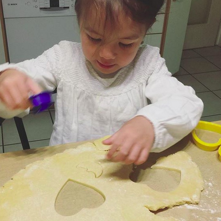 <p>Mila juga rajin memasak lho. Kira-kira Mila lagi bikin apa ya, Bun? (Foto: Instagram/ @lolagin)  </p>
