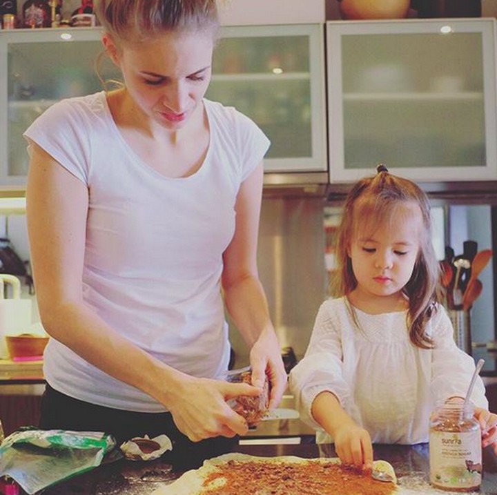 <p>Seriusnya Mila yang lagi masak bareng Bunda Viola. (Foto: Instagram/ @lolagin)  </p>
