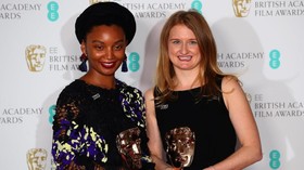 FOTO: Gaun Hitam yang Mengguncang Karpet Merah BAFTA 2018