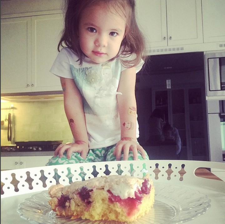 <p>Mila lebih mirip Ayah Daniel atau Bunda Viola ya? (Foto: Instagram/ @lolagin)  </p>