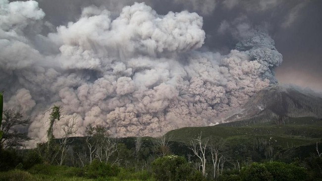 Gunung Api Fuego di Guatemala mengeluarkan asap hitam dan debu ke angkasa sehingga membuat layanan penerbangan bandara internasional ditutup.