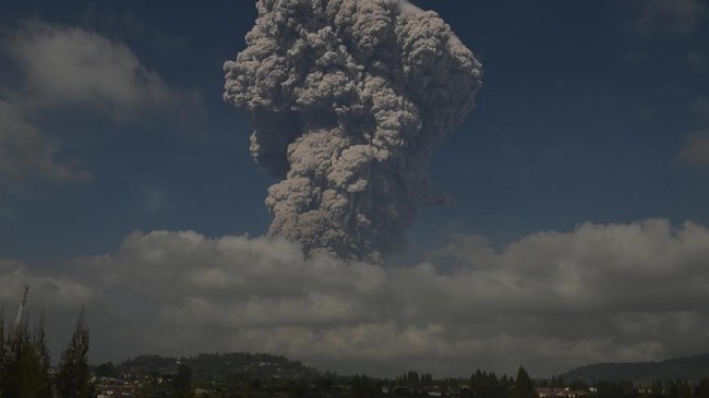 Erupsi Gunung Sinabung dengan kolom abu vulkanis setinggi 5 kilometer menyebabkan Kabupaten Karo gelap dan jarak pandang hanya 5-10 meter.