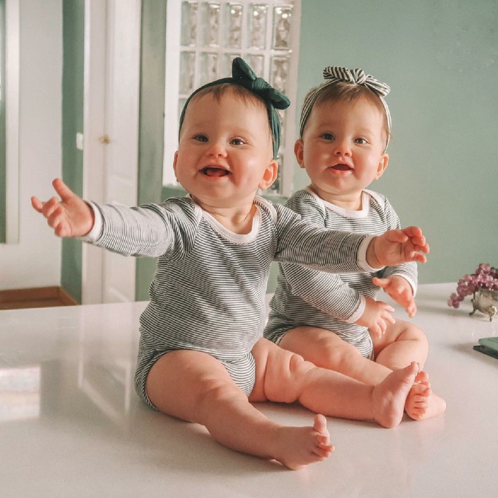 <p>Ayo, siapa yang mau dipeluk sama anak kembar yang super menggemaskan ini? (Foto: Instagram/threebirdies)  </p>
