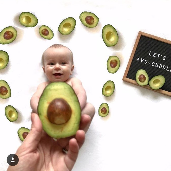 <p>Gemas banget lihat foto ini. Tapi kata Bunda Jennifer, membelah alpukat agar tampak bagus itu nggak selalu mudah. (Foto: Instagram Jennifer Atkinson)</p>