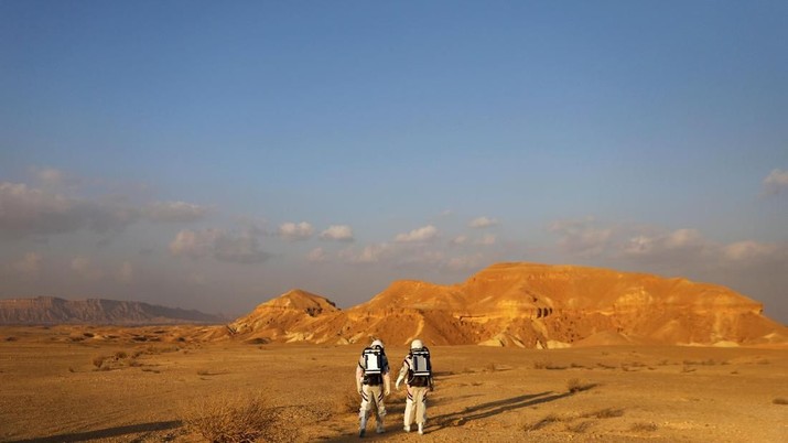 Israeli scientists participate in an experiment simulating a mission to Mars, at the D-MARS Desert Mars Analog Ramon Station project of Israel's Space Agency, Ministry of Science, near Mitzpe Ramon, Israel, February 18, 2018. REUTERS/Ronen Zvulun