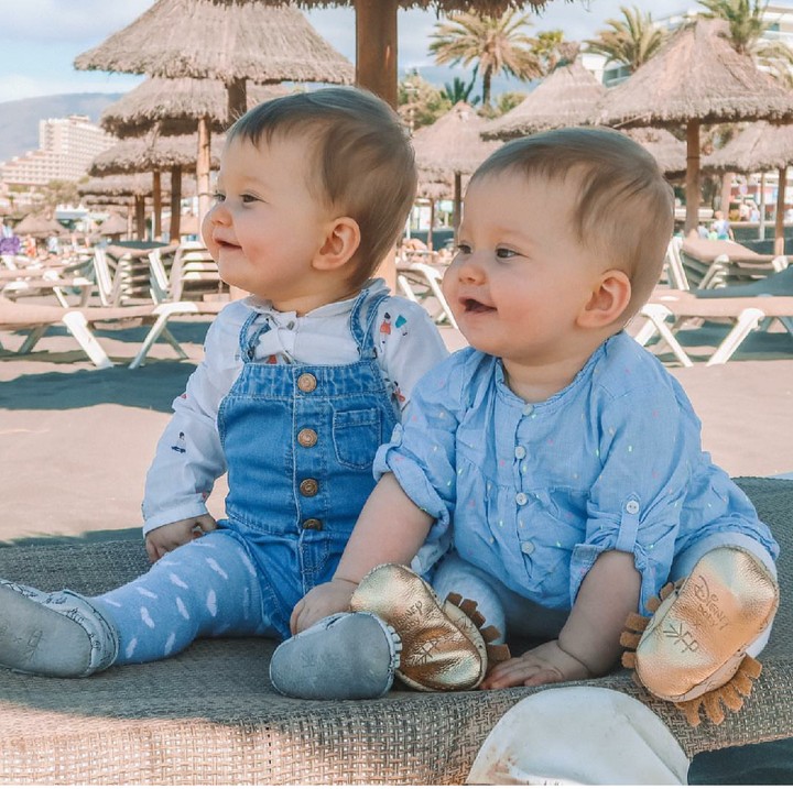 <p>Apa ya yang lagi dilihat si kembar? Happy banget mereka. He-he-he. (Foto: Instagram/threebirdies)</p>