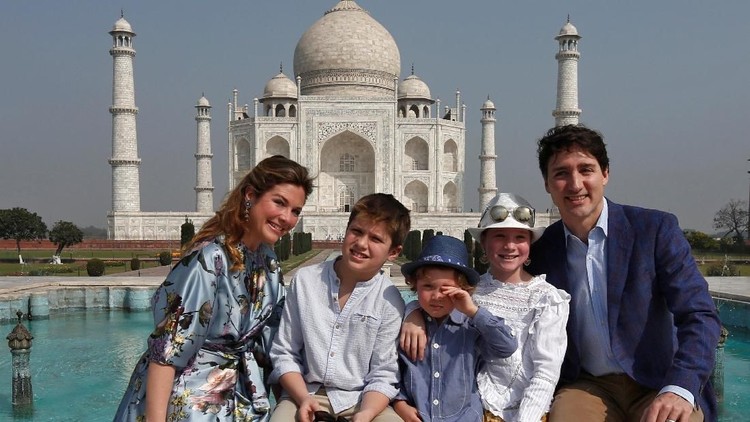 Walaupun sibuk sebagai perdana menteri, Justin Trudeau menyempatkan mengantar anak-anaknya di hari pertama mereka sekolah lho.