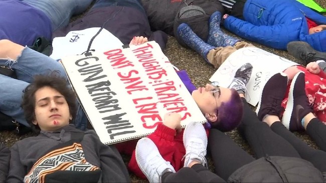 Puluhan siswa berbaring di depan Gedung Putih, dikelilingi demonstran yang menyerukan pengetatan aturan senjata setelah tragedi penembakan di sekolah Florida.