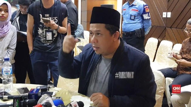 Wakil Ketua DPR Fahri Hamzah menuding jika mark anggaran LRT telihat dari ukuran tiang yang terlampau tinggi untuk menopang rel LRT sehingga biaya bengkak.
