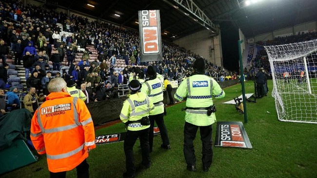FOTO: Manchester City Kalah, Suporter Rusuh