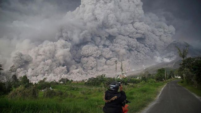 Gunung Sinabung Kembali Erupsi Status Tetap Siaga