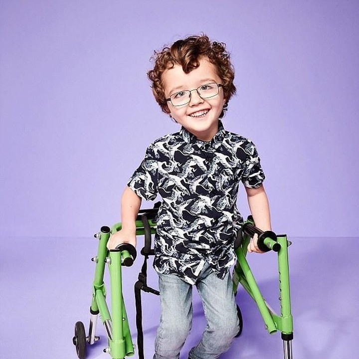 <p>Kalau yang ini namanya Teddy Berriman. Ia menyandang cerebral palsy. Meski perlu alat bantuan, Teddy tetap lincah beraktivitas. (Foto: River Island)</p>
