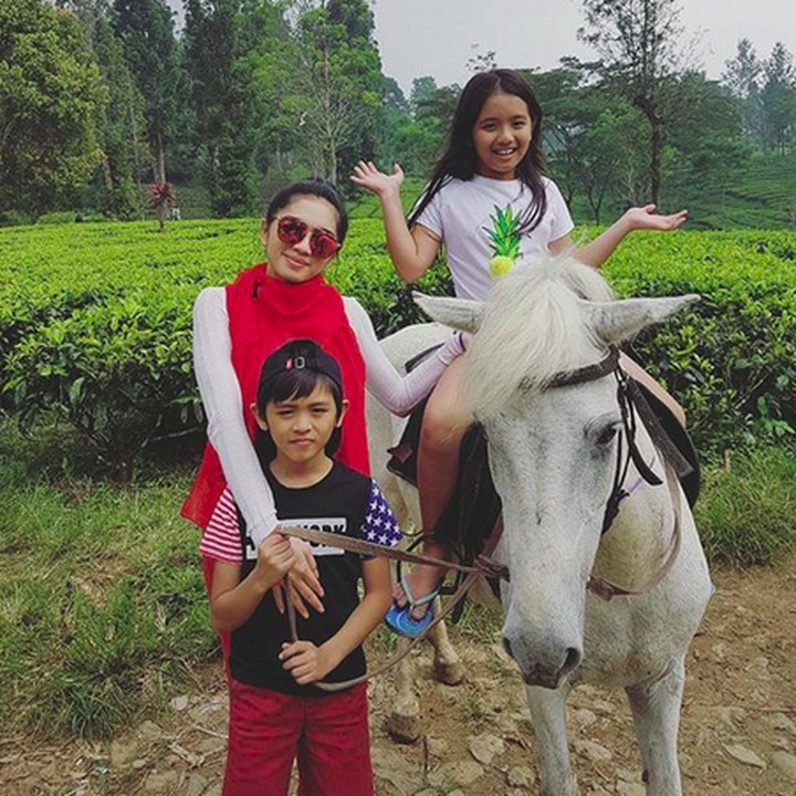 <p>Walau baru giliran Kakak Lovely yang naik kuda, semuanya tetap happy! (Foto: Instagram/ @realangelkaramoy)  </p>