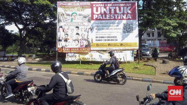 Sejumlah spanduk berukuran besar dipasang di beberapa tepi jalan ramai untuk mengajak warga menyambut kedatangan Rizieq Shihab.
