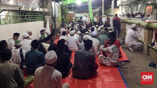 Ratusan orang telah berkumpul di Masjid Jami Baitul Amal Cengkareng untuk menyambut Rizieq Shihab yang rencananya akan kembali ke Indonesia.