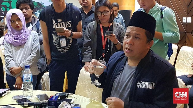 Fahri Hamzah berharap Novel Baswedan kembali ke Polri ketimbang bekerja di KPK dan berkumpul dengan aktivis LSM yang menurutnya tidak jelas.