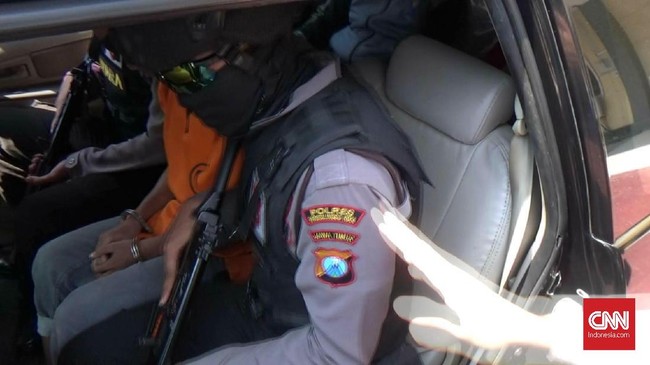 Setelah langkah komunikasi persuasif tidak dipedulikan, polisi akan menangkap warga yang 'ngeyel' untuk tetap menggelar keramaian.