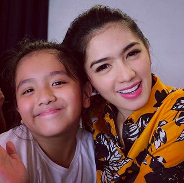 <p>Ini Angel bersama si sulung Lovely Maria Rumangkang yang berumur 9 tahun. (Foto: Instagram/ @realangelkaramoy)  </p>