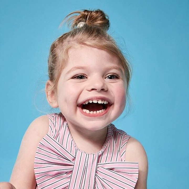 <p>Si kecil yang masih berusia tiga tahun ini bernama Mia Wenham. Dia menyandang cerebral palsy dan epilepsi, Bun. Kata ibunya, ia senang banget saat jadi model. (Foto: River Island)</p>