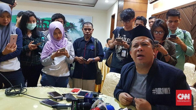 Fahri Hamzah laporkan Ketum PKS Sohibul Iman ke Polda Metro Jaya siang ini. Fahri memiliki bukti video dan dokumen pemufakatan jahat yang dilakukan Sohibul.