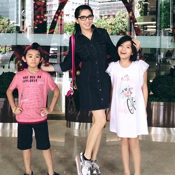 <p>Kalau kayak gini, mereka kelihatan seperti kakak adik ya, Bun? Hi-hi-hi. (Foto: Instagram/ @realangelkaramoy)</p>