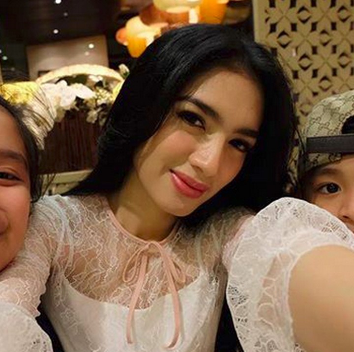 <p>Anak sama bundanya sama-sama manis ya. He-he-he. (Foto: Instagram/ @realangelkaramoy)  </p>