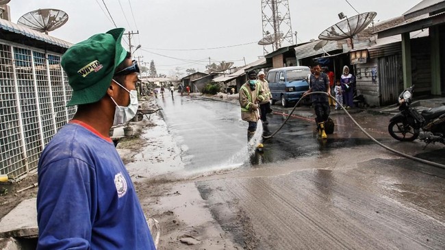 Pemkab Karo menerjunkan sejumlah mobil pembersih untuk membersihkan debu-debu vulkanik erupsi Gunung Sinabung agar tidak ganggu kenyamanan masyarakat.