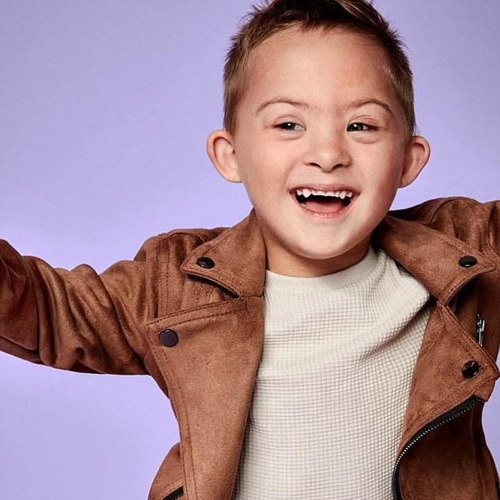 <p>Model cilik ganteng satu ini bernama Gabril Sohota dan lahir dengan Down Syndrome. Gabril senang banget membuat orang di sekitarnya tertawa. Nggemesin banget ya! (Foto: River Island)</p>